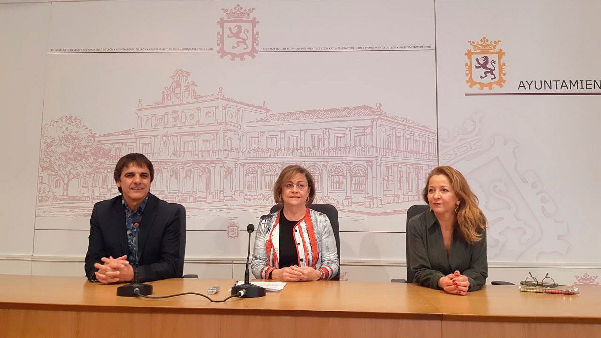 Alfonso Ordóñez, Evelia Fernández y Marga Carnero en la presentación del homenaje a Miguel Escanciano.