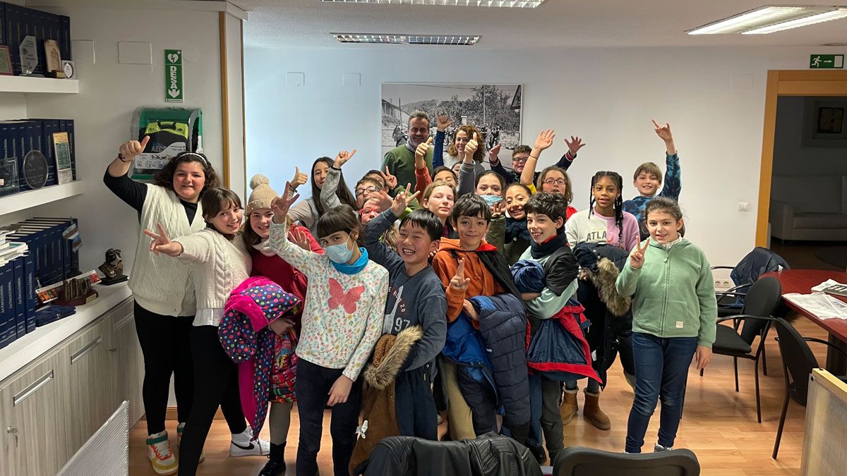 Foto de familia de los alumnos de 5º C del colegio San Claudio, en su visita a la redacción de La Nueva Crónica.