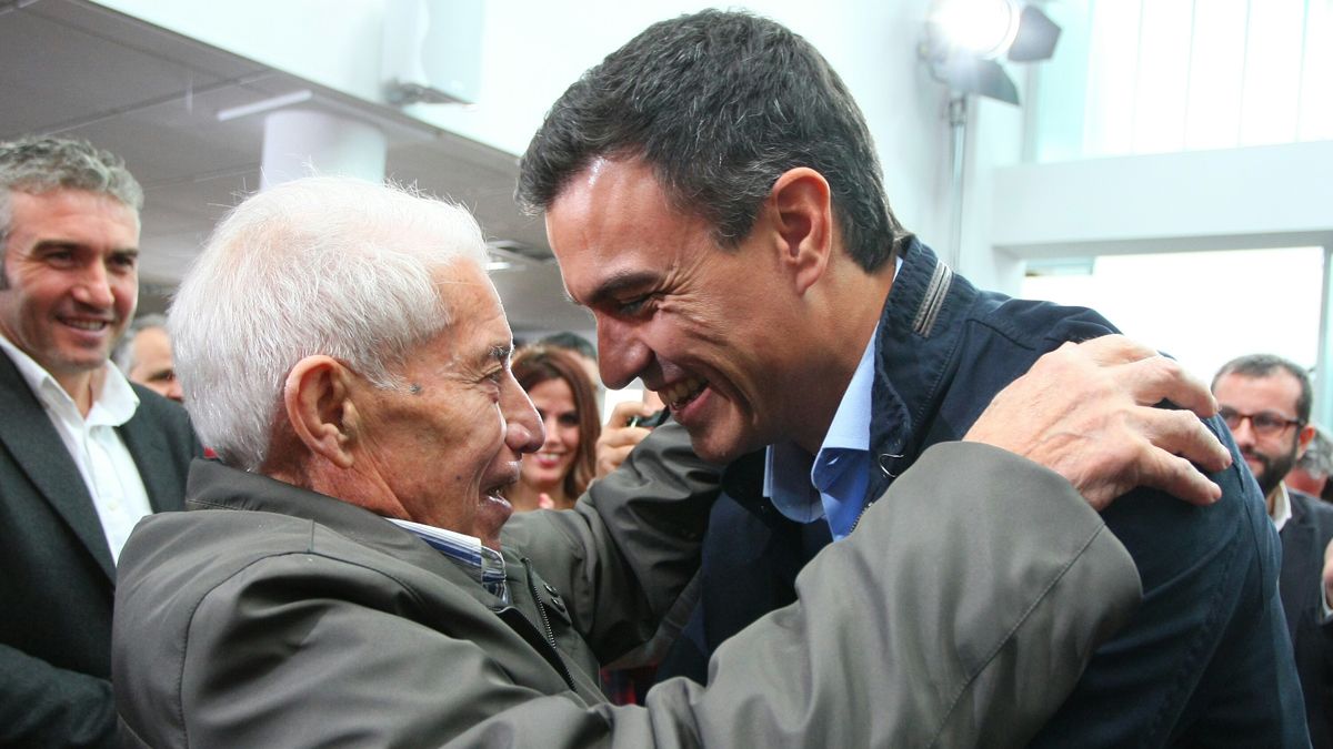 El secretario general de el PSOE, Pedro Sánchez, saluda al militante Antonio Fernández, que recientemente ha cumplido 100 años. | CÉSAR SÁNCHEZ (ICAL)