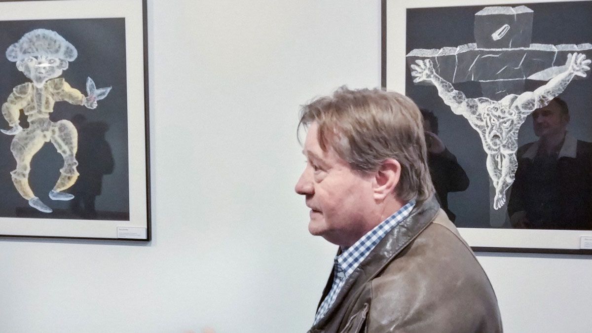 Martínferre con algunas de las obras expuestas.