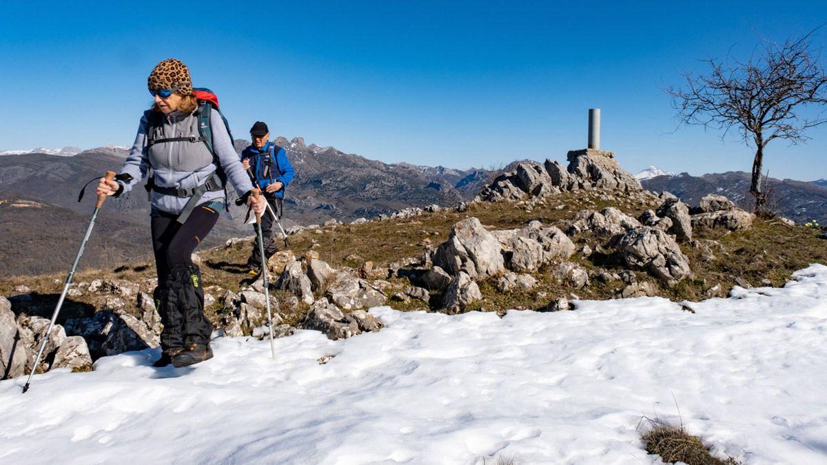 Saliendo del pico Trespeña. | Vicente García