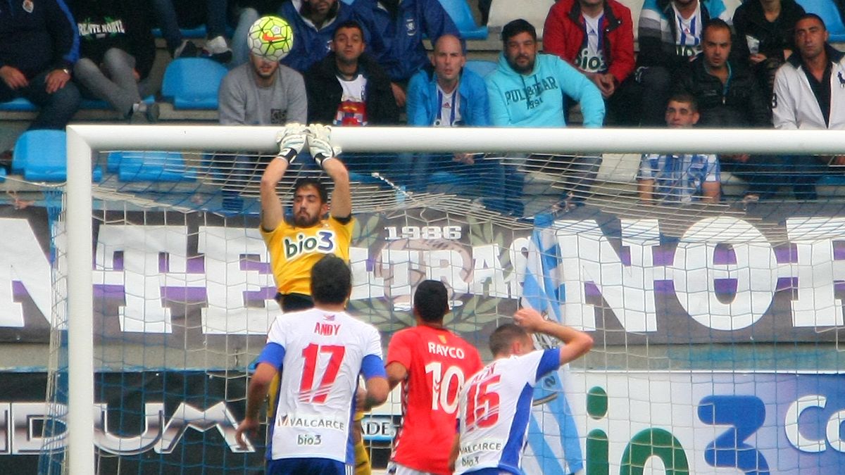 Revuelo en el área de la Deportiva durante el partido ante el Nástic. | CÉSAR SÁNCHEZ