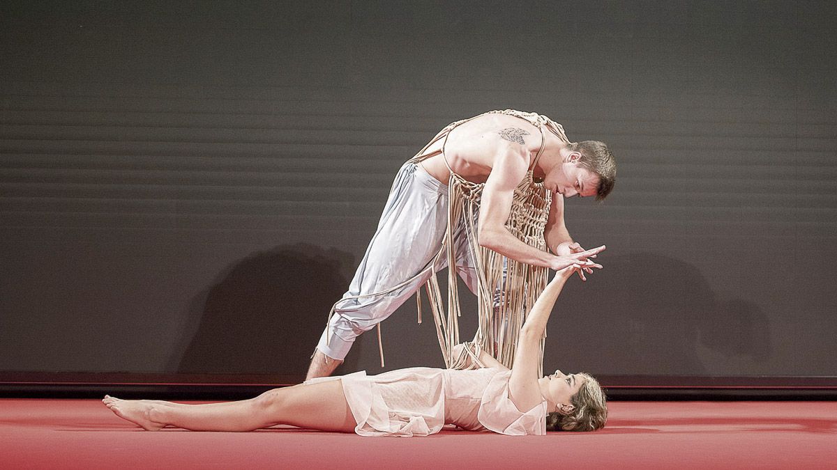 Dos momentos de la pieza ‘Miradas en blanco’ a cargo de la Compañía deDanza Egresados, que lució vestuario de la diseñadora leonesa.