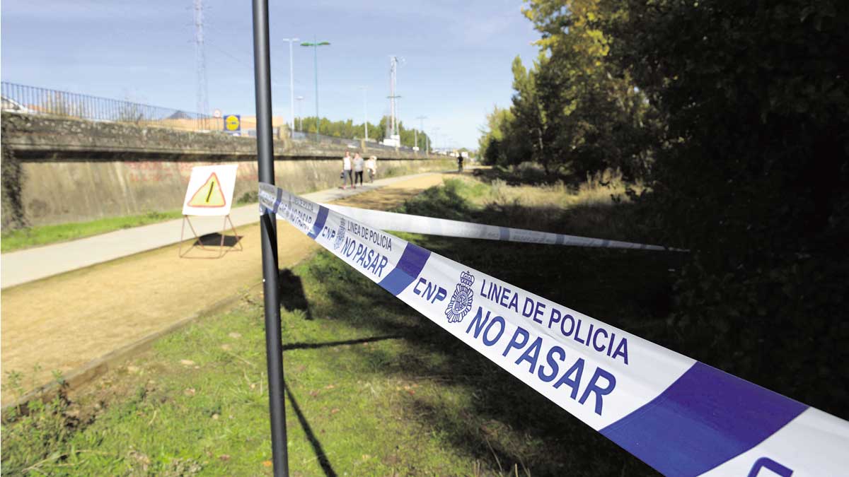 Cordón policial en la zona donde apareció el cuerpo de la mujer. | MAURICIO PEÑA