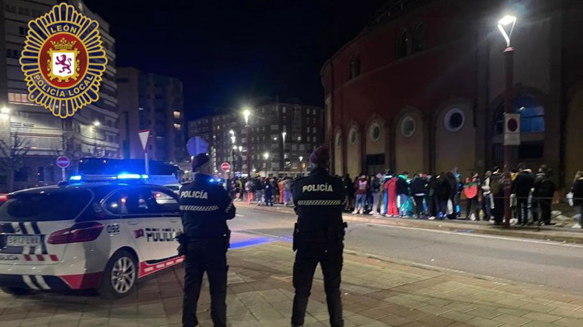 La Policía Local de León durante las labores de control y vigilancia en el evento musical celebrado en la Plaza de Toros. | L.N.C.