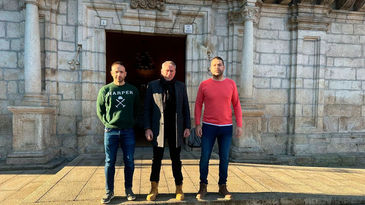 Los agentes al lado del concejal de Seguridad. Los agentes al lado del concejal de Seguridad.