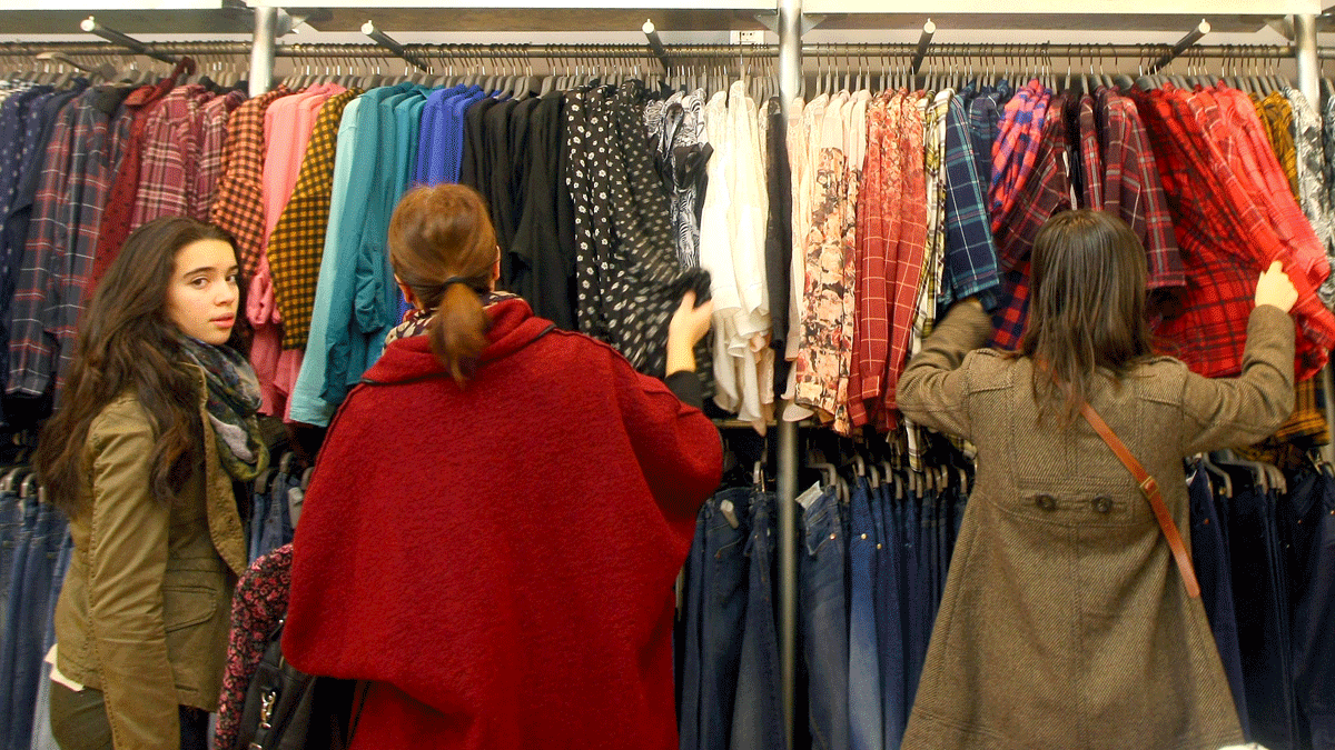 Los comerciantes detectan un despegue de la campaña de rebajas en la capital del Bierzo. | César Sánchez (Ical)