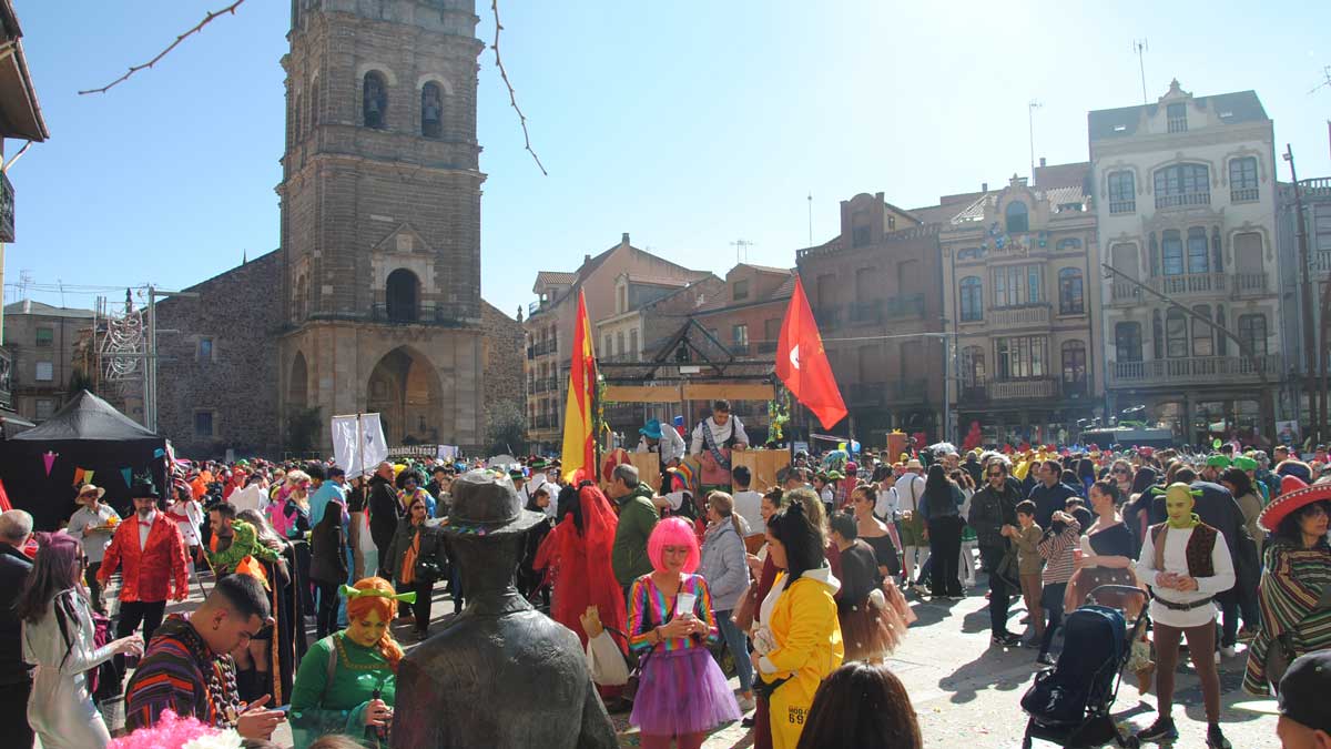 La Plaza Mayor de La Bañeza fue durante todo el mediodía el lugar de encuentro para carnavaleros y espectadores. | REPORTAJE GRÁFICO: ABAJO