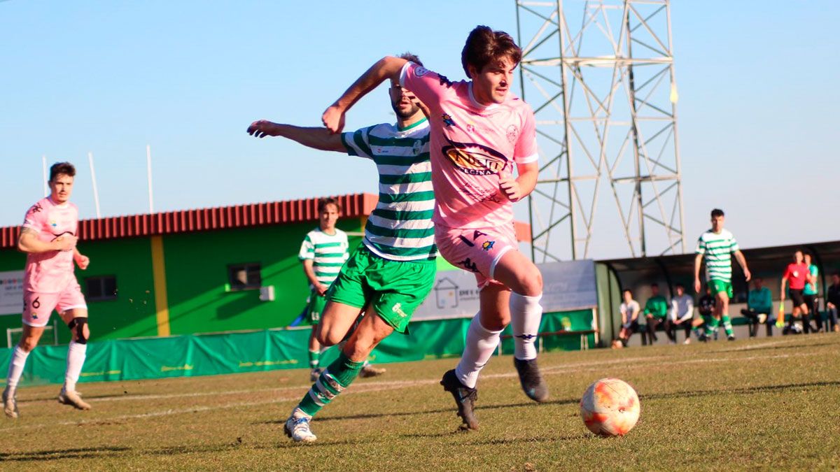 Un lance del choque entre La Virgen y el Astorga. | ATLETICOASTORGA