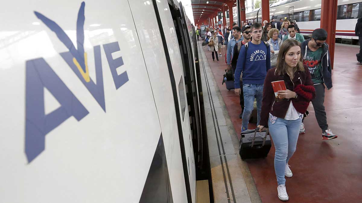 Llegada a la estación de Chamartín del primer AVE comercial León-Madrid el 30 de septiembre de 2015. | ICAL