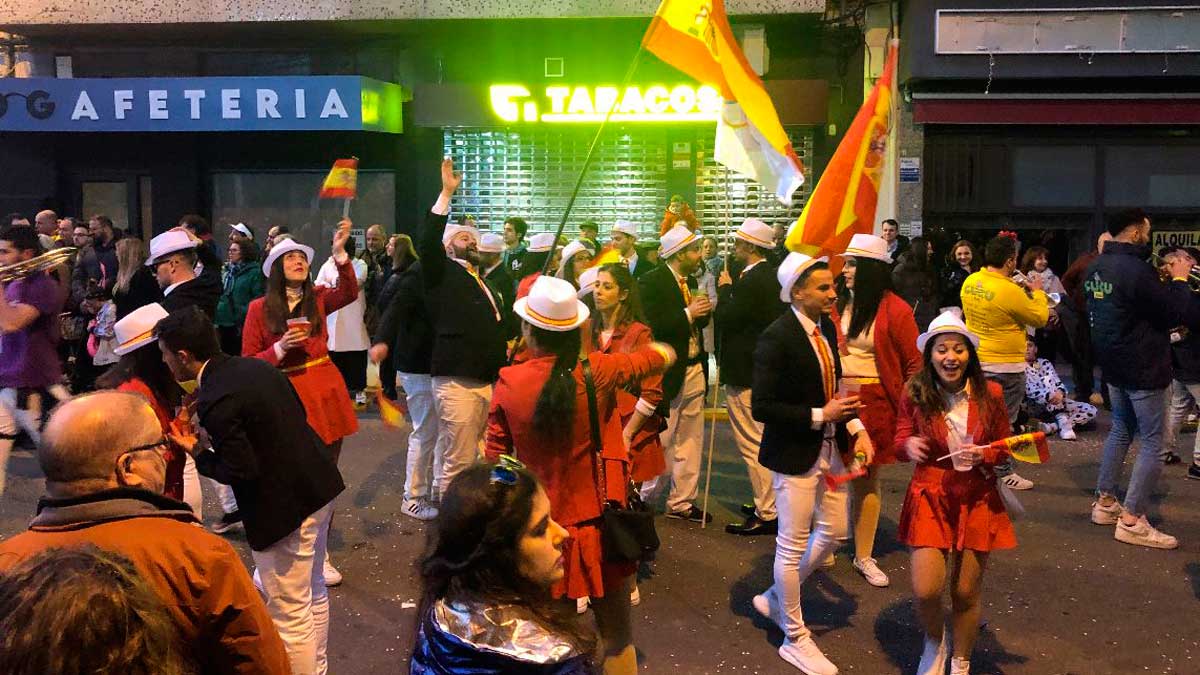 El buen tiempo animó a los bañezanos a salir a la calle en el desfile. | ABAJO