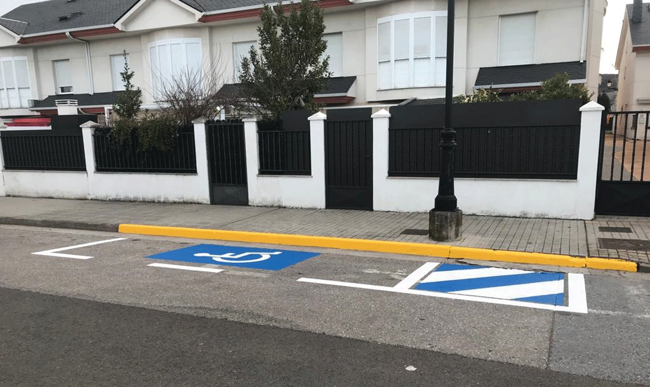 Una de las nuevas plazas de estacionamiento para personas con movilidad reducida.