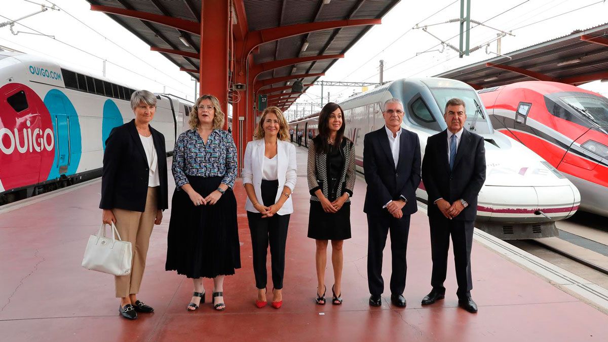 El presidente de Renfe (segundo por la derecha) y la secretaria de Estado (tercera por la derecha) durante una presentación. | EP