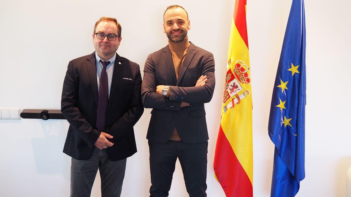 El director general de Incibe, Félix Barrio, y el decano del Colegio Oficial de Periodistas de Castilla y León, Pedro Lechuga. | L.N.C.