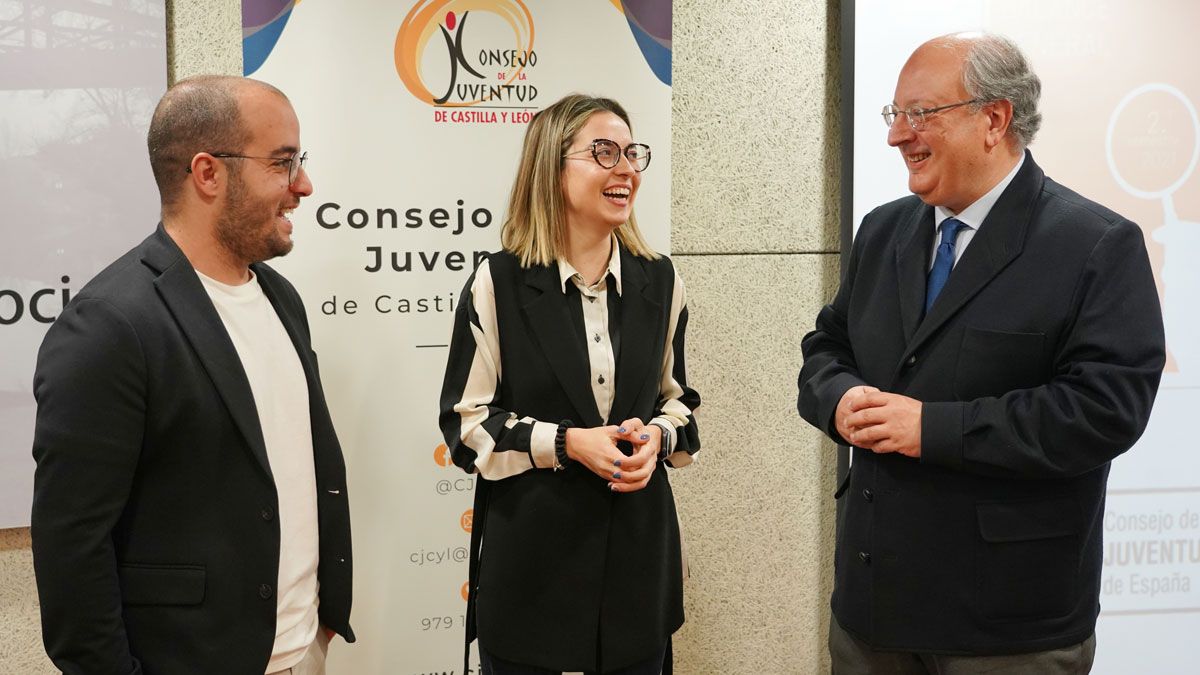 El presidente del CES, Enrique Cabero, conversa con el vicepresidente del Consejo de la Juventud de España, Juan Antonio Báez, y con la presidenta del Consejo en Castilla y León, Sandra Ámez. | Ical