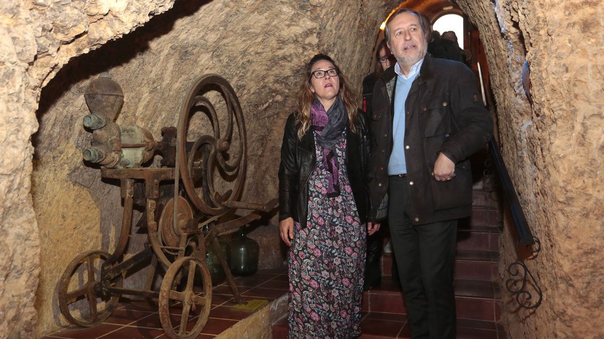 El director general de Turismo, Ángel González, visita la futura Ruta del Vino Prieto Picudo en Valdevimbre. | Ical