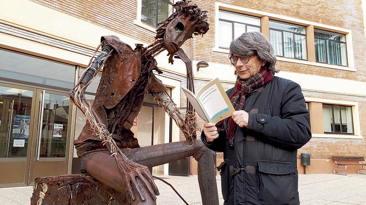 El autor Eduardo Aguirre posa al lado de la escultura del Quijote que se encuentra a la entrada de El Albéitar de la Universidad de León. | MARTA ROA