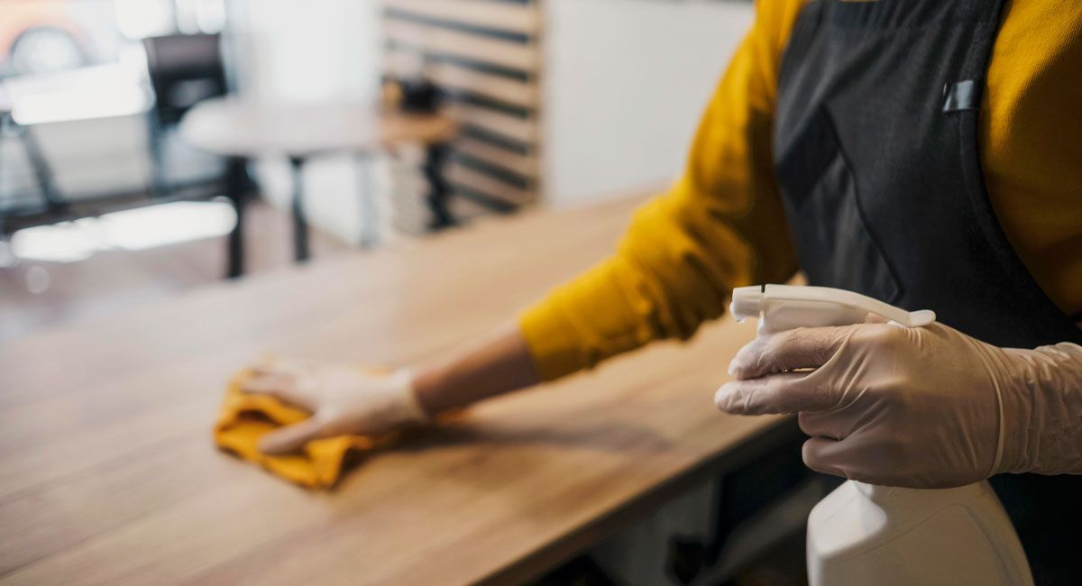 vista-lateral-mesa-limpieza-barista-femenina-guantes-latex.jpg