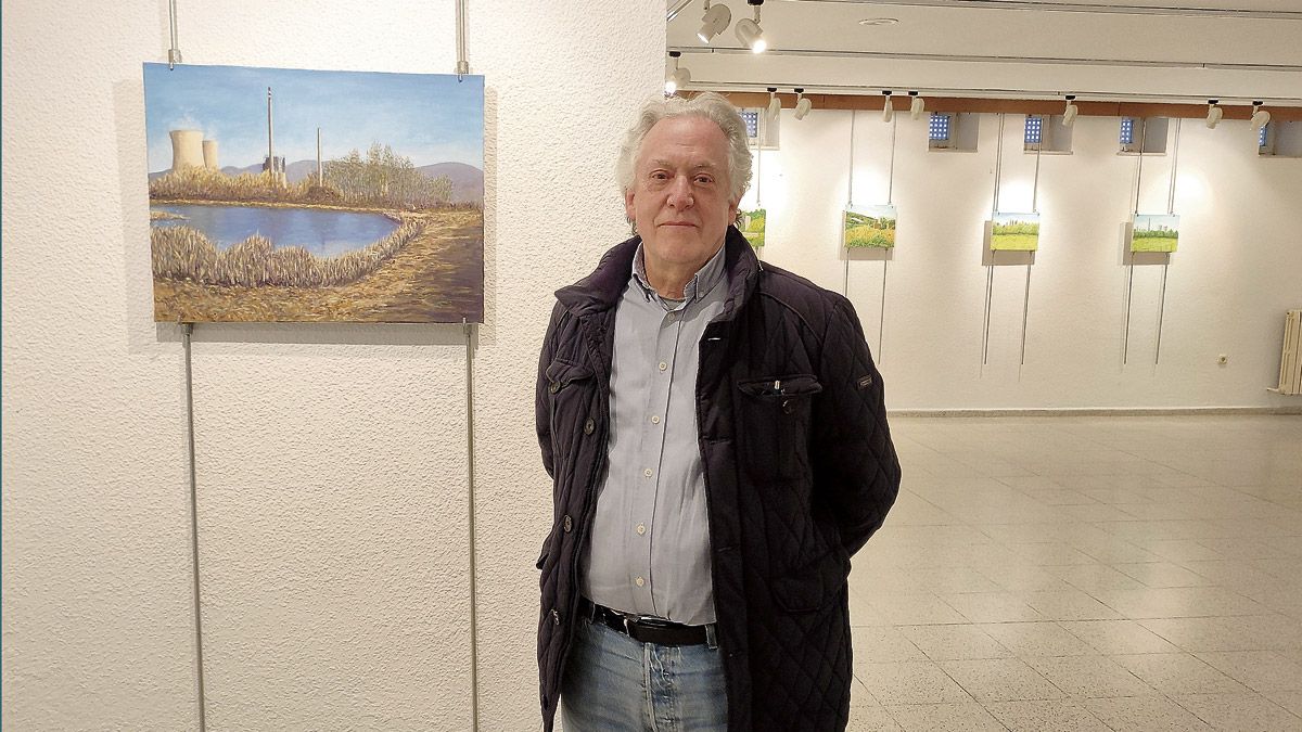 El roblano Isidro Calderón Bobis junto a una de las obras de la exposición de pintura.