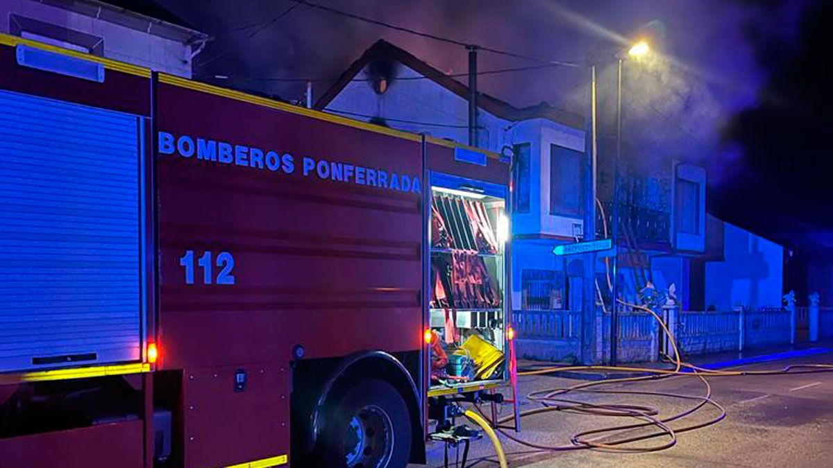 Bomberos de Ponferrada en una intervención, en una foto de archivo.