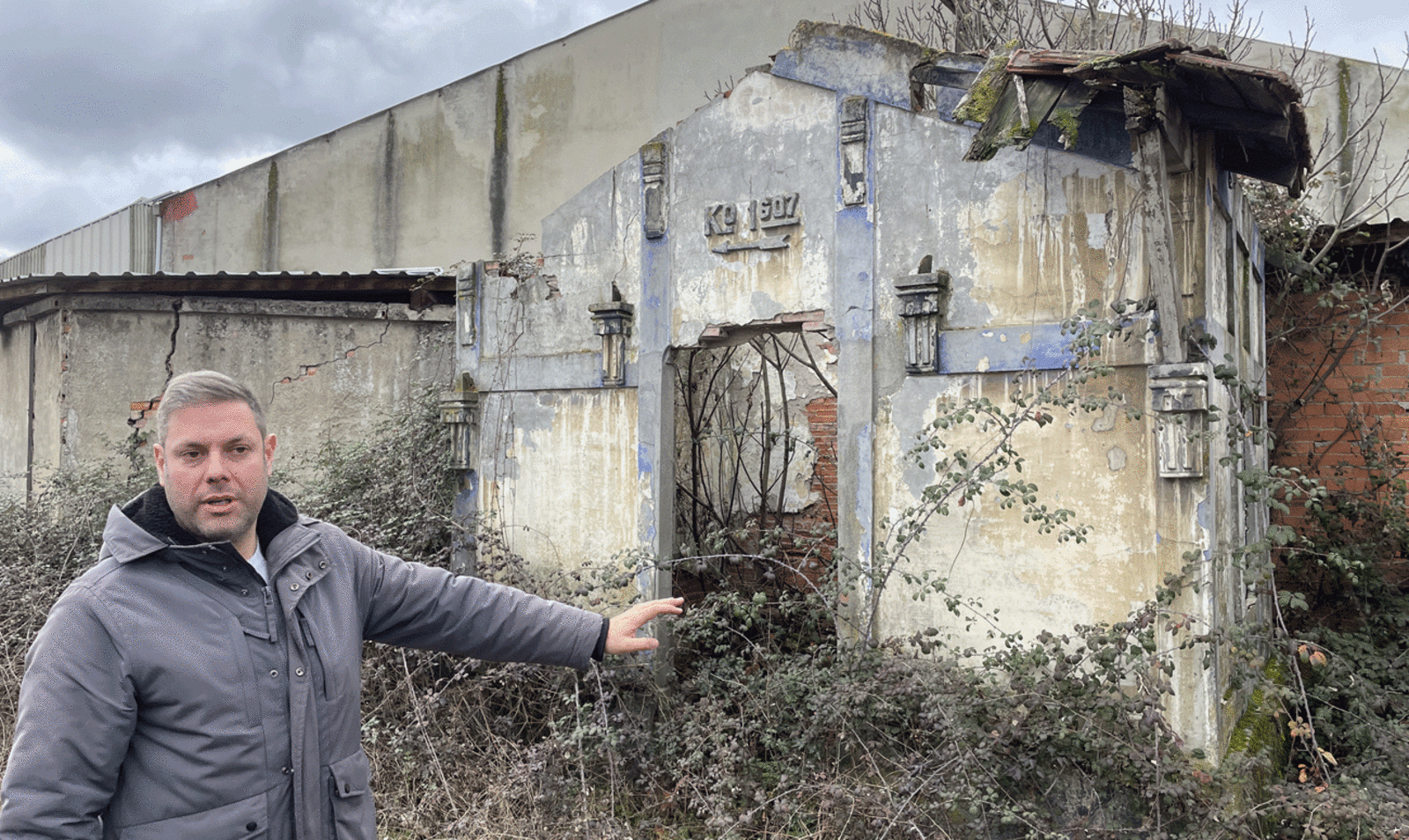 Antiguo edificio del tren en el barrio de Cuatrovientos. | Javier Fernández