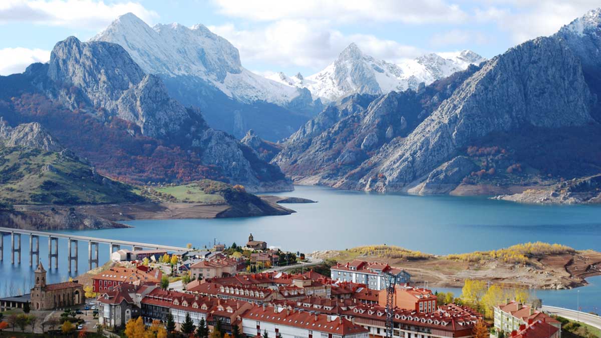 Panorámica de la localidad montañesa de Riaño. | A.R.