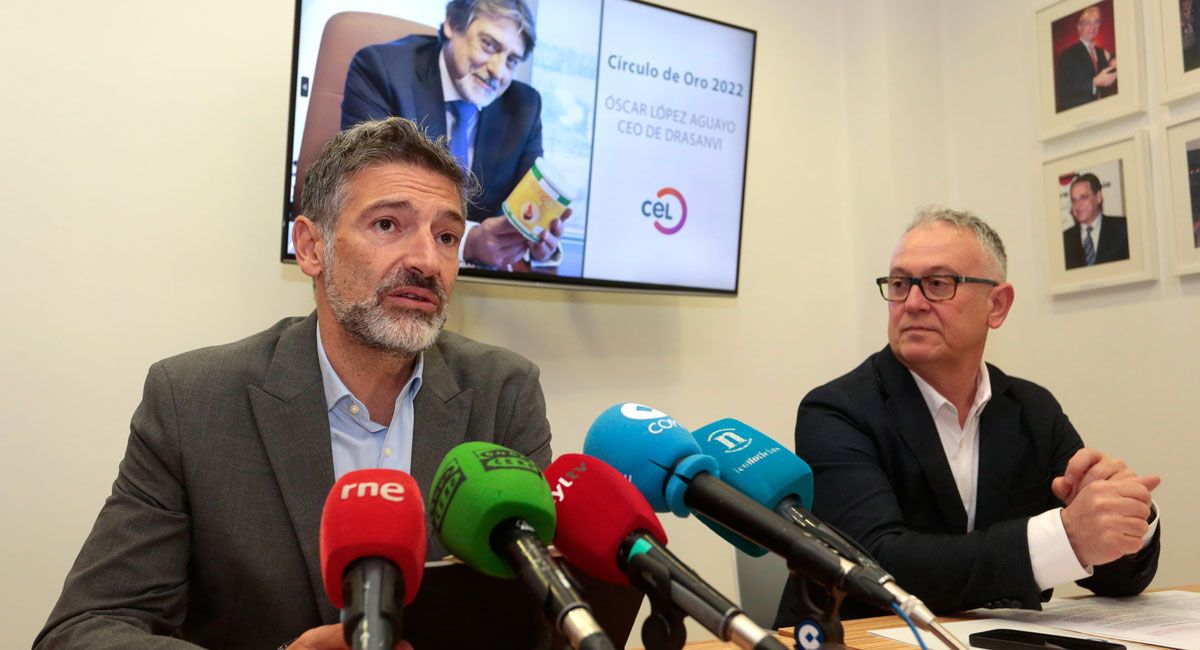 El secretario general del CEL, Nicesio Álvarez, y el presidente de la asociación empresarial, Julio César Álvarez, anuncian el premio Círculo de Oro 2022. | L.N.C.