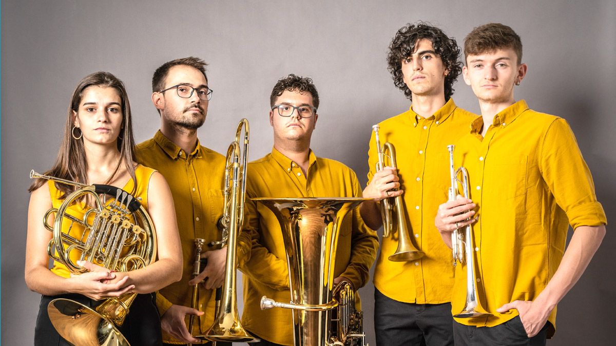 Los cinco componentes de la formación catalana de viento metal KamBrass, que actualmente ha fijado su residencia en la ciudad suiza de Lucerna.