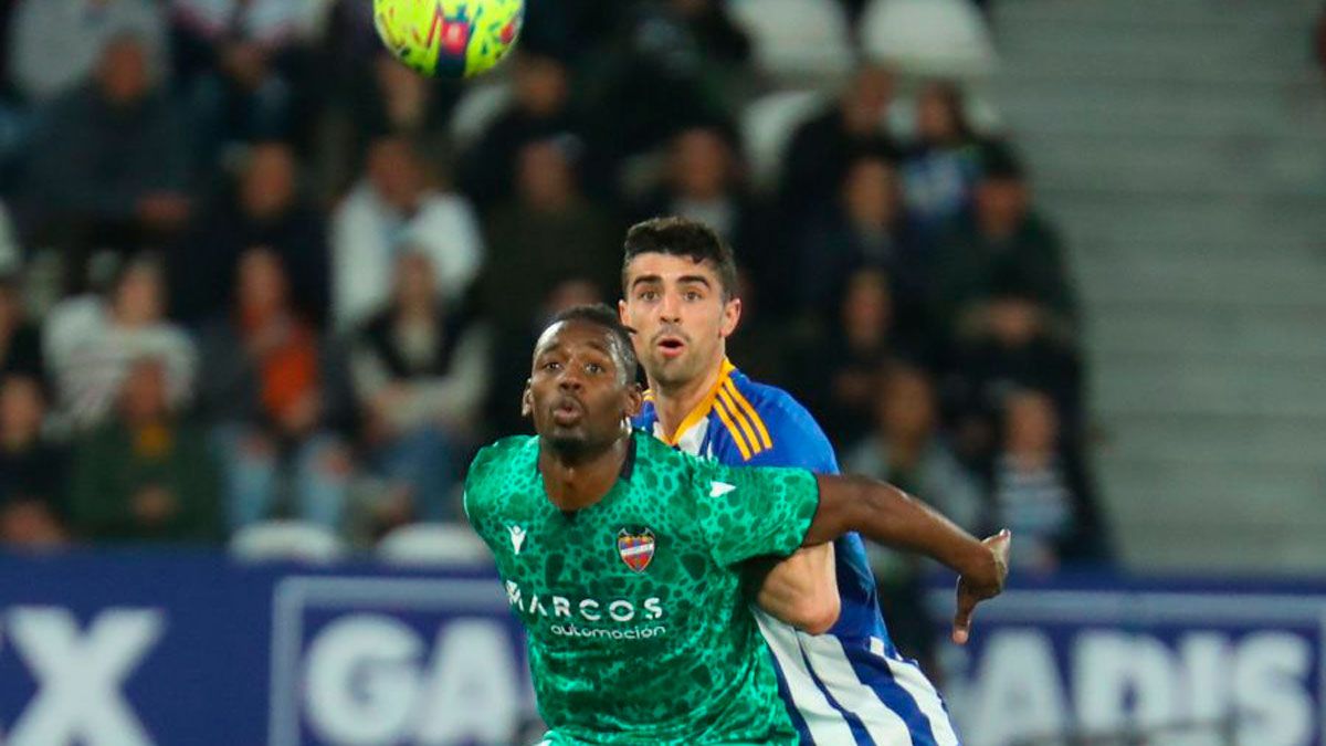 Pascanu, peleando por un balón con el Levante, será de la partida . | LALIGA