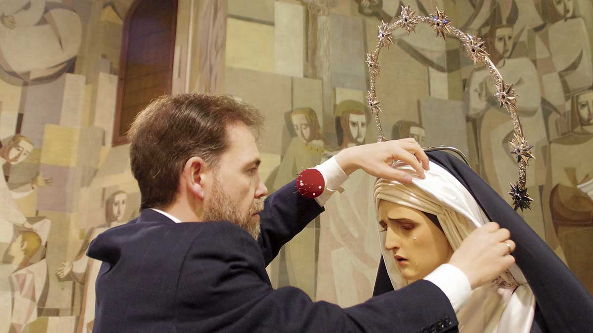 Aitor Álvarez Bardón, vistiendo de hebrea a la Virgen de la Misericordia | L.N.C.