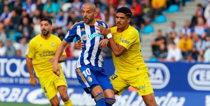 Yuri pelea con el defensor durante el partido frente a Las Palmas en El Toralín. | LALIGA