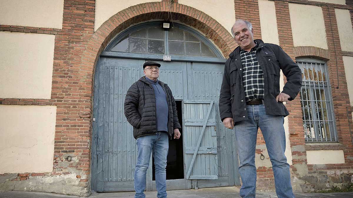 José Ángel y Jesús Fernández, primos y tercera generación de Harinas Fernández Nistal, ante la puerta de la fábrica que acaba de cerrar | JESÚS F. SALVADORES