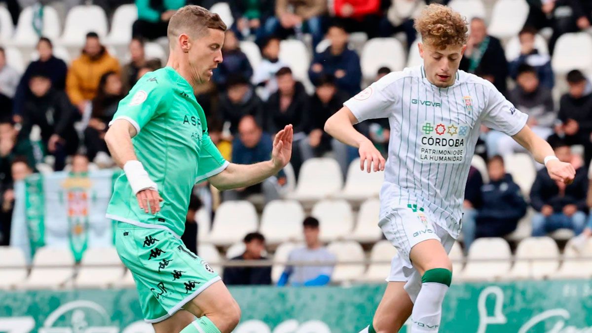 Tarsi presiona a un jugador del Córdoba. | CÓRDOBA