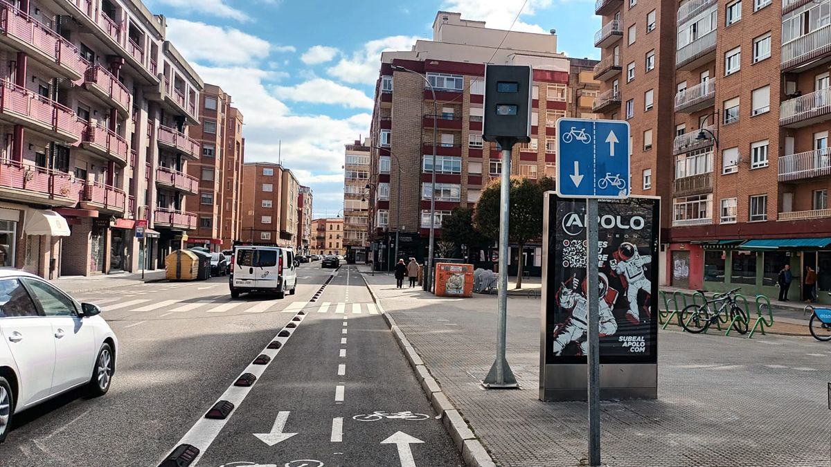 El radar ya está en la carcasa ubicada en la avenida San Juan de Sahagún. | JUAN LÓPEZ