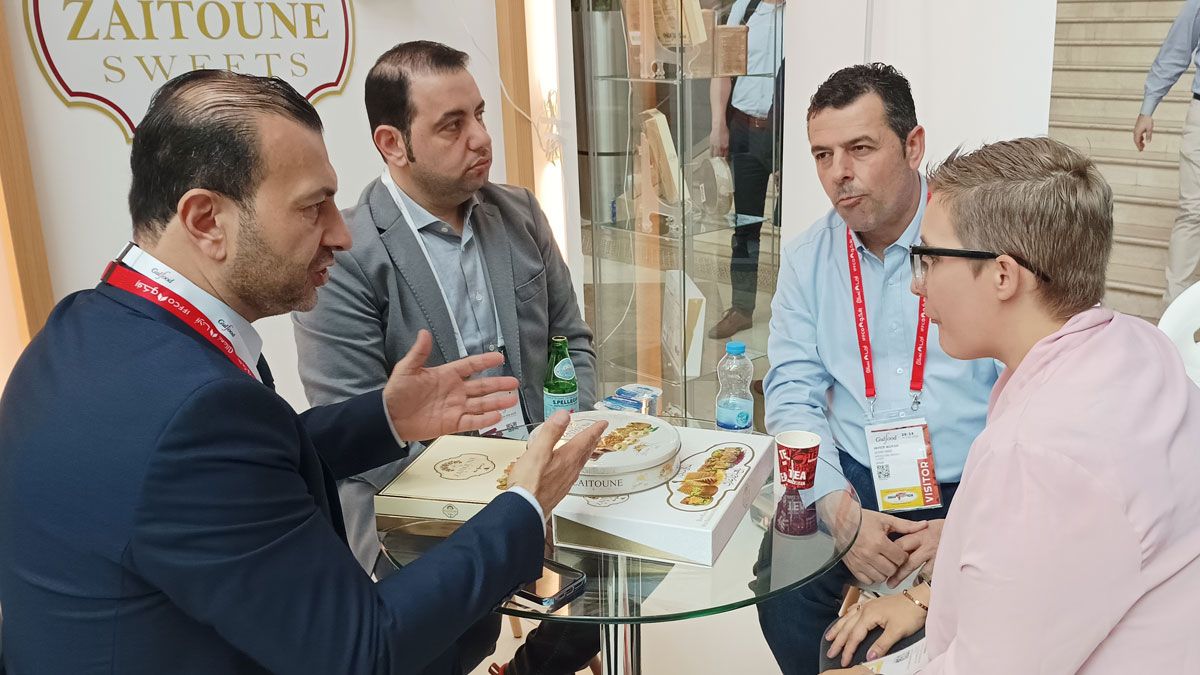 El representante de la firma berciana, Javier Morán, con miembros del sector en Dubái.