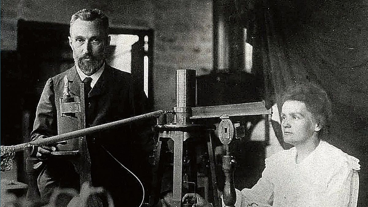 El matrimonio de científicos Pierre y Marie Curie.