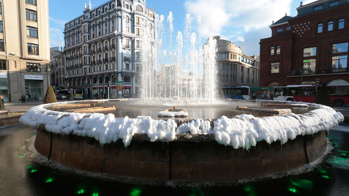 La fuente de la plaza de Santo Domingo, completamente congelada a primera hora de esta martes. | Campillo