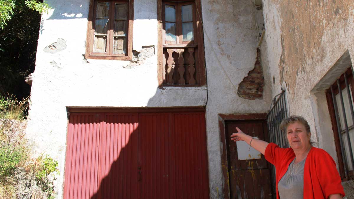 Una vecina muestra el abandono de la casa donde nació Amancio Ortega.
