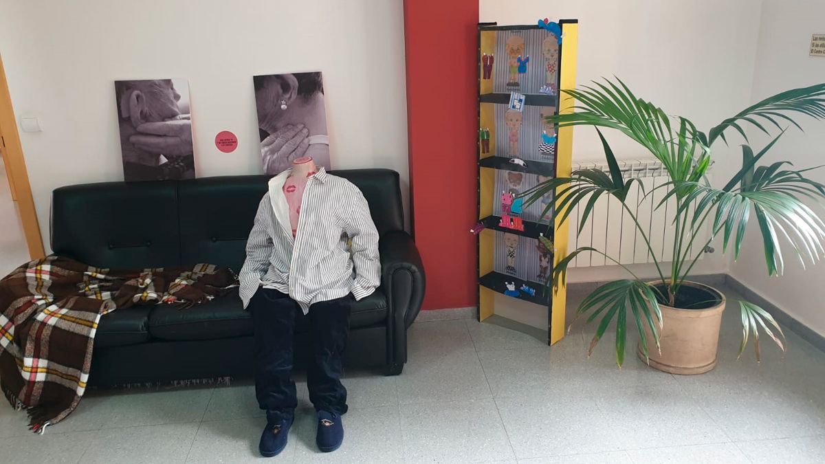 Una exposición de la agrupación Alzheimer Bierzo, que celebra sus 25 años de actividad.