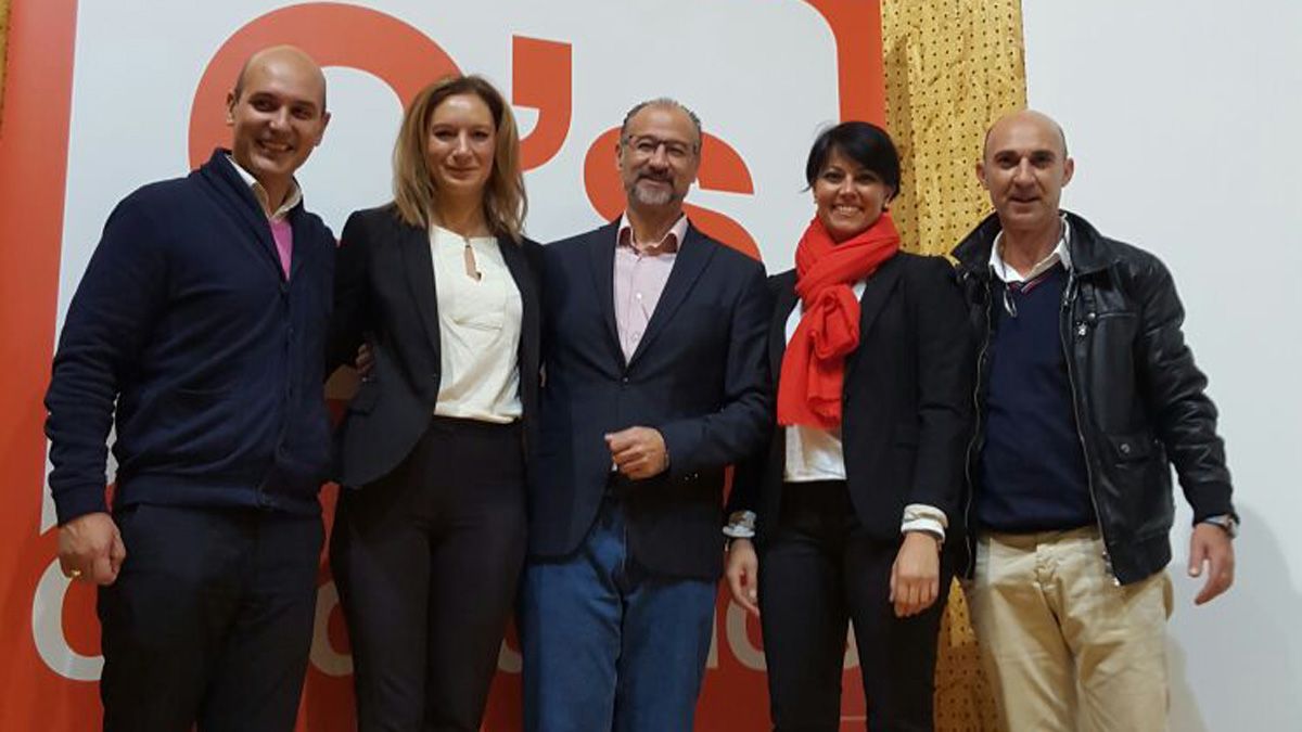 Rosa Luna y Ruth Santín, junto a  Luis Fuentes, Sadat Maraña, y Juan Carlos Fernández, en Salamanca. | L.N.C.