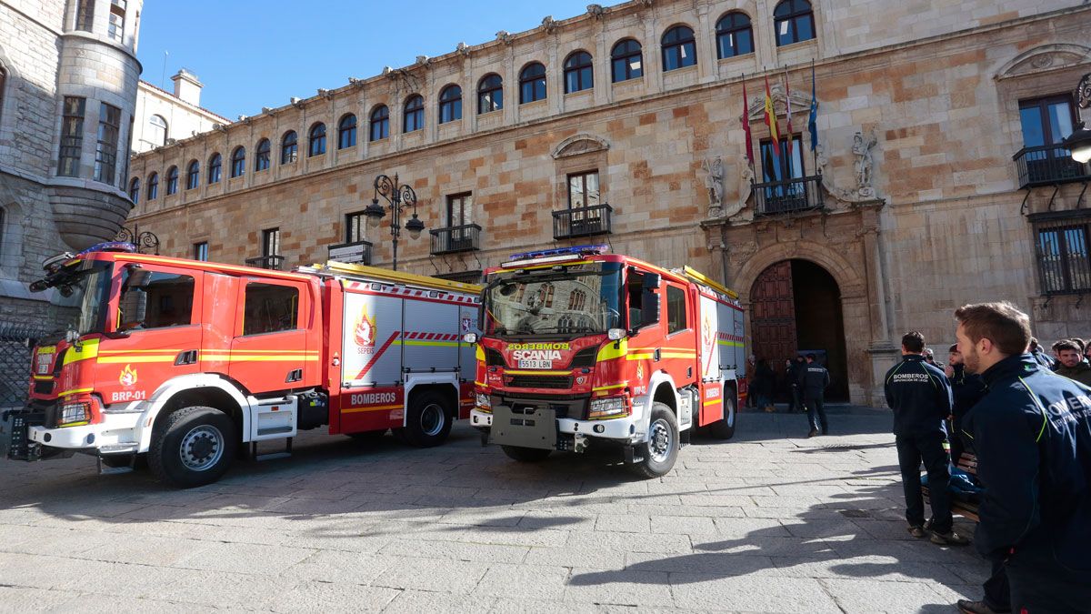 Vehículos del Sepeis a la puerta de la sede de la Diputación de León. | Ical