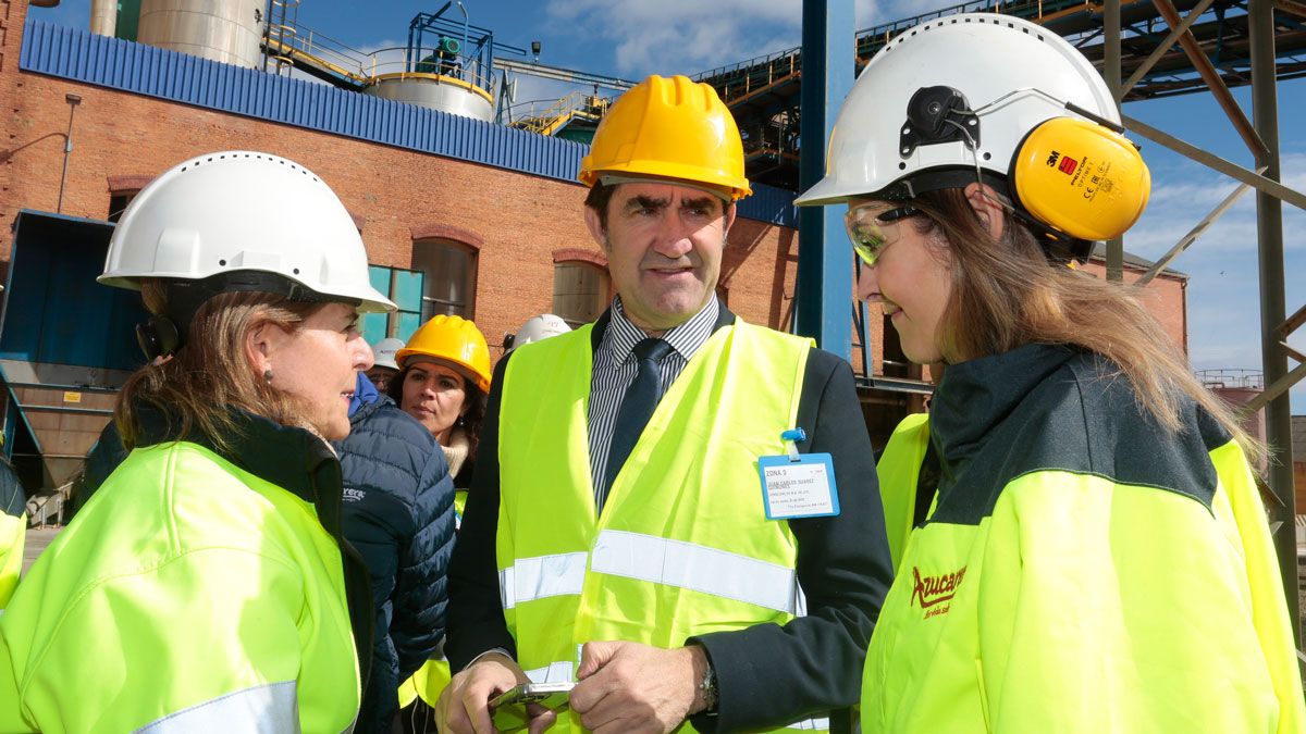 El consejero de Medio Ambiente durante la visita a la planta de Azucarera de La Bañeza. | Ical