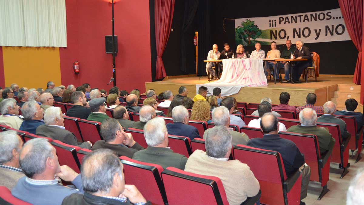 Un momento de la asamblea celebrada ayer en Carrizo para explicar el tema de las balsas a los ciudadanos. | P. F.