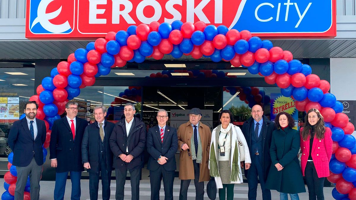 Foto de familia de los asistentes al acto de inauguración del nuevo supermercado en Veguellina de Órbigo. | Ical