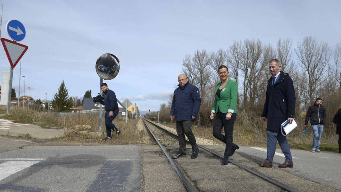 Visita de la delegada del Gobierno en Castilla y León, Virginia Barcones, a uno de los pasos a nivel de Villaquilambre. | Mauricio Peña