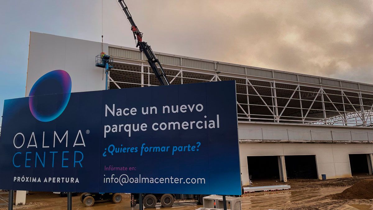 Imagen del nuevo espacio comercial que se está construyendo en La Lastra. | L.N.C.