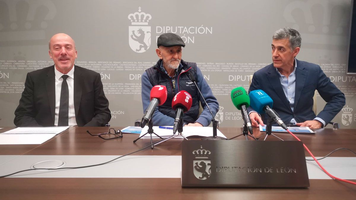 De izquierda a derecha, el director comercial de Air Nostrum, Juan Corral; el presidente del Consorcio del Aeropuerto de León, Matías Llorente; y el concejal de Hacienda en el Ayuntamiento de León, Carmelo Alonso. | L.N.C.