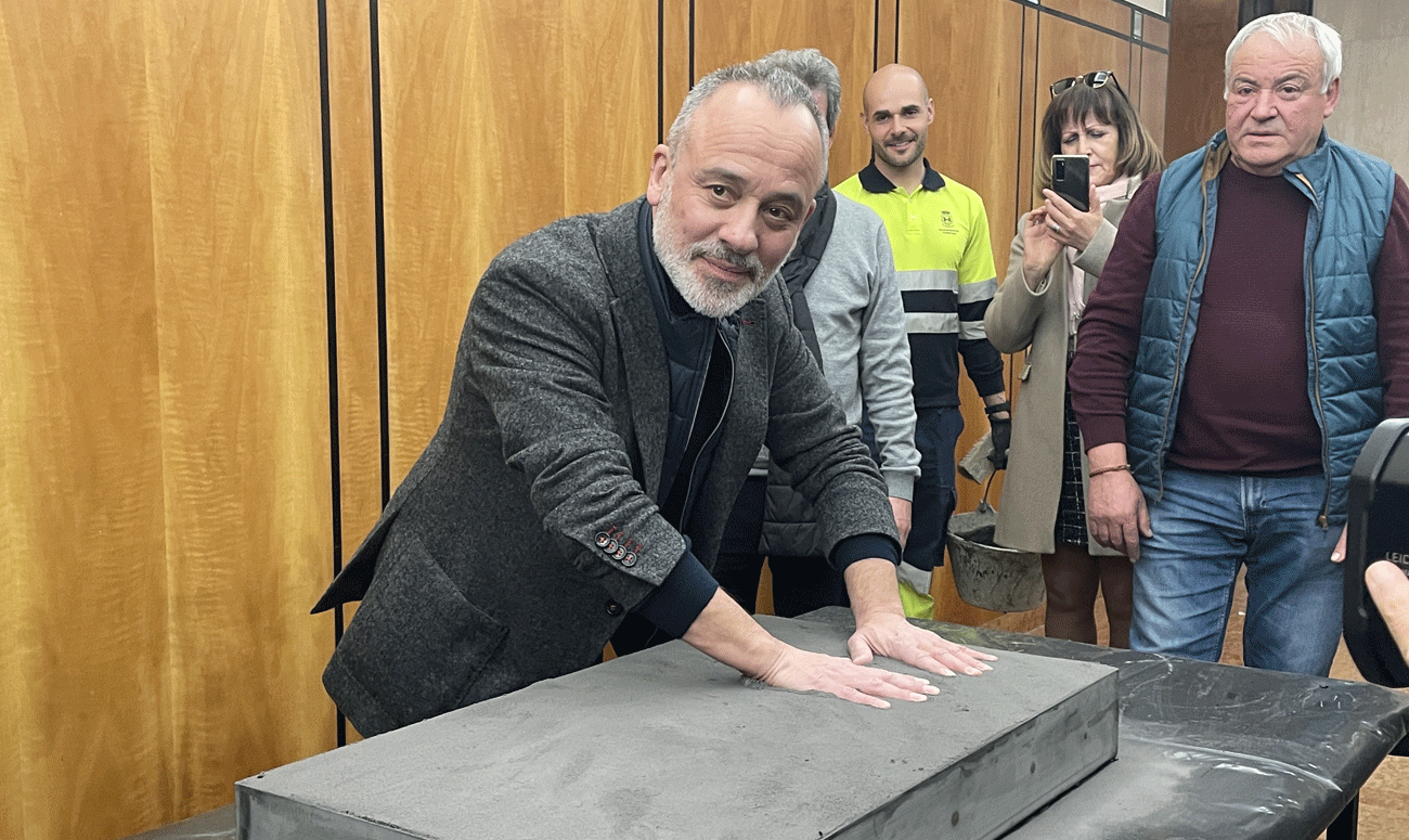 Javier Gutiérrez deja sus huellas en el Teatro Bergidum. | Javier Fernández