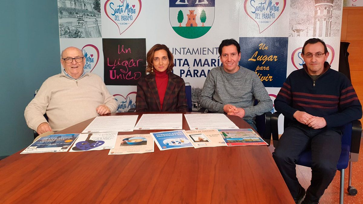 El equipo de gobierno presentando las actividades de marzo. | L.N.C. El equipo de gobierno presentando las actividades de marzo. | L.N.C.