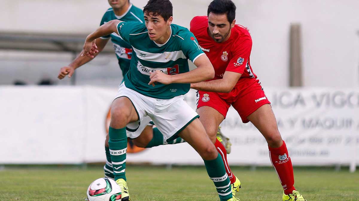 Víctor, bigoleador, persigue a un jugador del Coruxo. | FARO DE VIGO